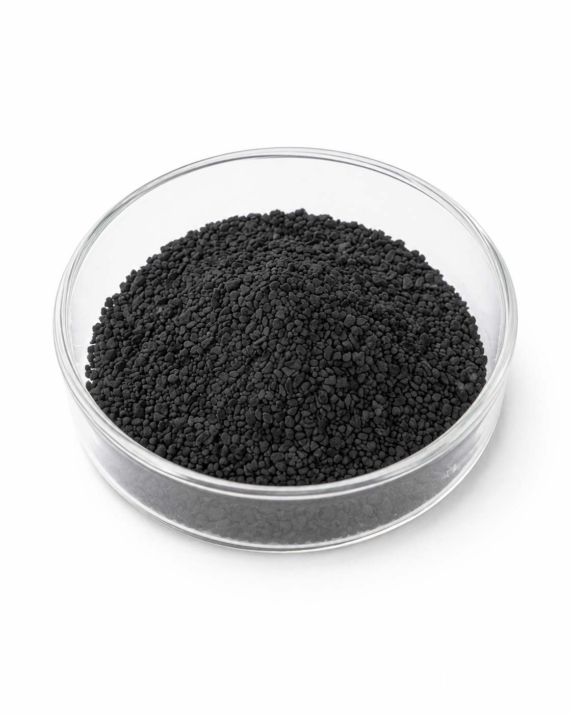 Klar2O Wasserfiltermedium mit schwarzem Aktivkohlepulver in Petrischale zur Wasserfiltration, Trinkwasseraufbereitung, Adsorption und Entfernung von Schadstoffen aus Leitungswasser