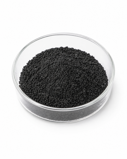 Klar2O Wasserfiltermedium mit schwarzem Aktivkohlepulver in Petrischale zur Wasserfiltration, Trinkwasseraufbereitung, Adsorption und Entfernung von Schadstoffen aus Leitungswasser
