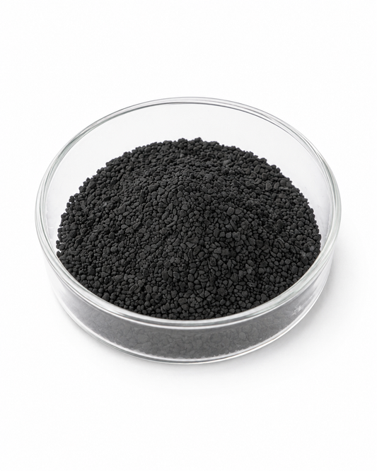 Klar2O Wasserfiltermedium mit schwarzem Aktivkohlepulver in Petrischale zur Wasserfiltration, Trinkwasseraufbereitung, Adsorption und Entfernung von Schadstoffen aus Leitungswasser
